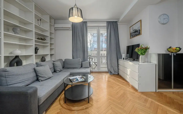 Lumina airy apartment with balcony