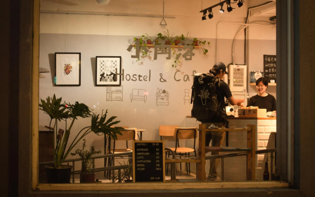 Corner Hostel & Cafe