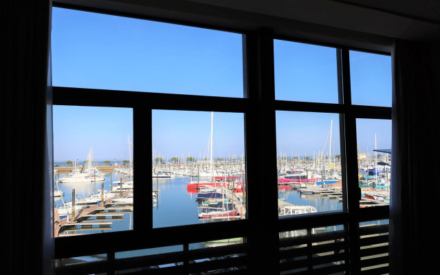 LES SUITES DU PORT by Le Saint Ferdinand