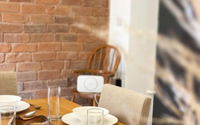 Freshly Renovated 2 Bedroom Victorian Town House.