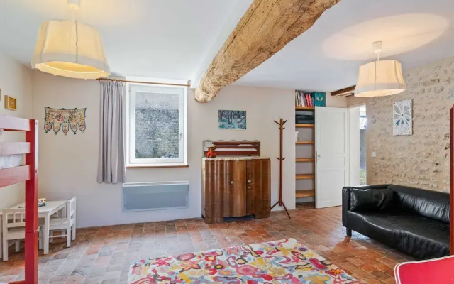 Charming Holiday Home in Yevre-la-Ville with Pool