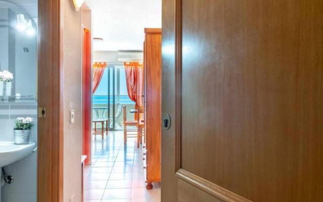 13-02 Bonito estudio con vistas al mar