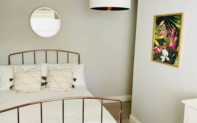 Walk Anywhere From This Cosy Central Flat