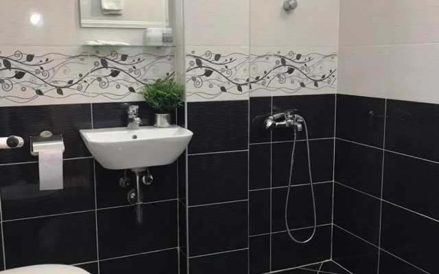 EU metro station, City Center, lovely 3-bedroom apartment, free parking