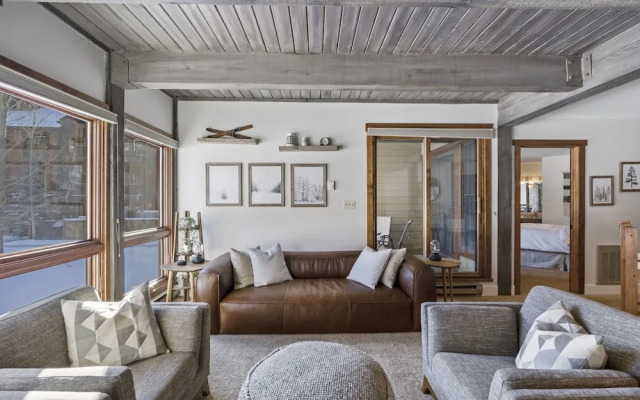 Lodge B209 Condo Walk to Gondola by RedAwning