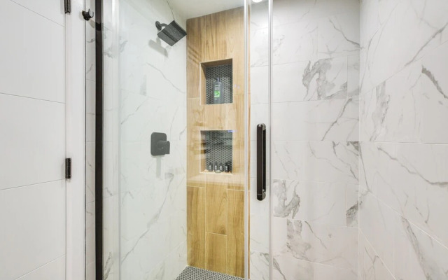 Stylish Chicago Retreat: Walk to Loyola University