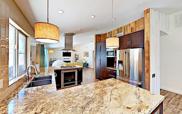 Contemporary - 5 Br Home