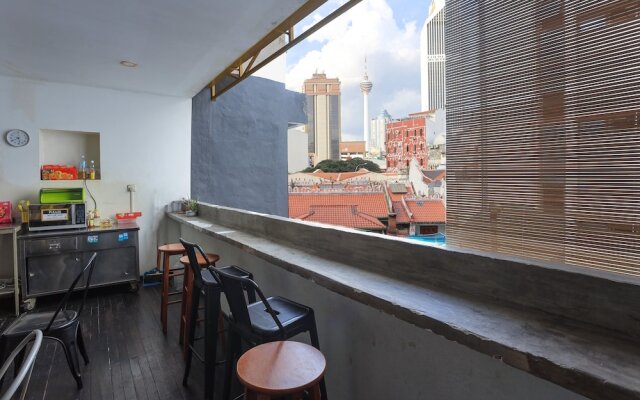 SPOT ON 90236 Zigzag Travellers Home - Hostel