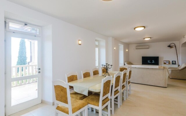 Stunning Home in Lovorno With Wifi and 5 Bedrooms