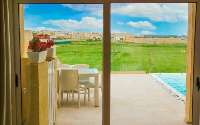 Amazing 4 Bedroom Holiday Home With Infinity Pool