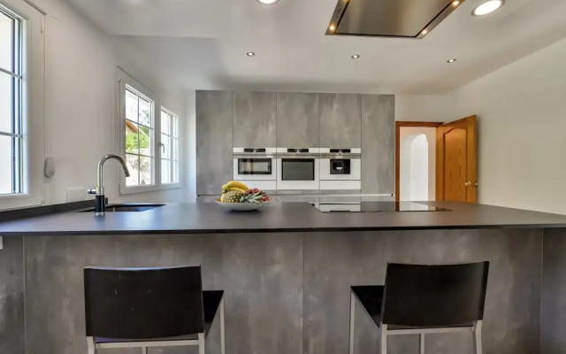 4bed Villa Sleeps 8- Pool, Garden, Bbq, Near Beach