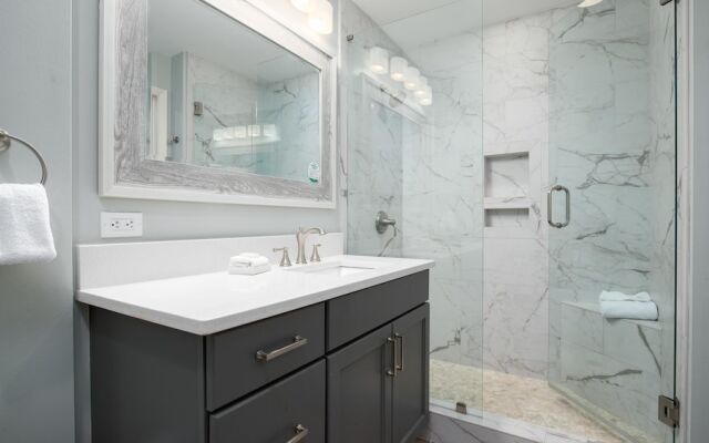 Luau I 7402/7404 - Flr14 - 3BR 3BA - "hurry Sundown"