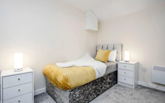 Cosy 2BR Maisonette Near Hospital & Stations