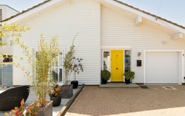 Vibrant Seafront Home With Seasonal Pool