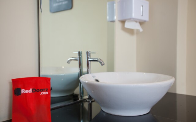 RedDoorz Premium @ Jalan Cengkeh