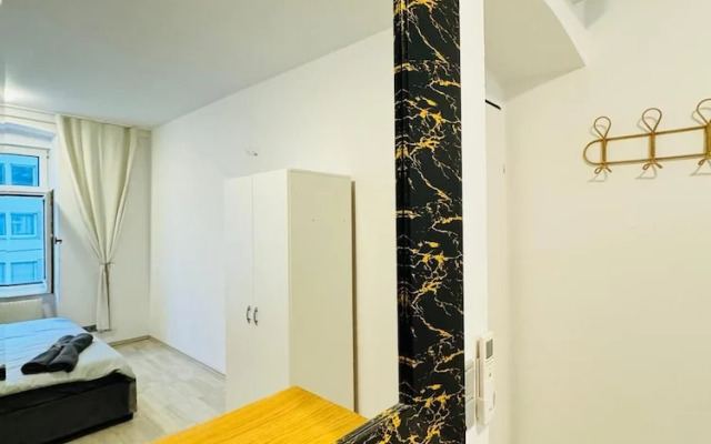Spacious 7BR Apartment Prime Location