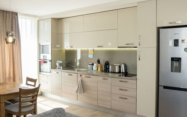 FM Luxury 2-BDR Apartment - Bright & Modern