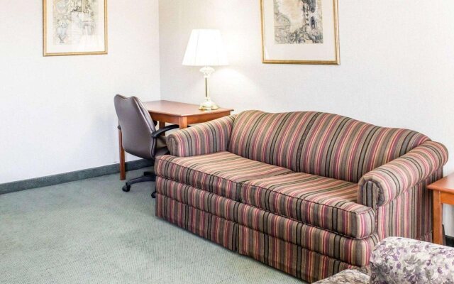 Econo Lodge and Suites