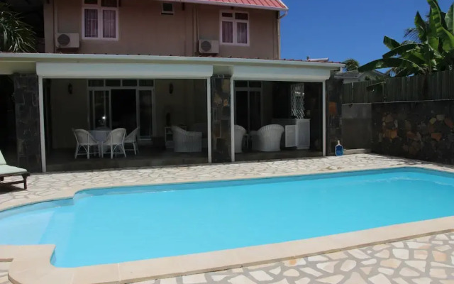Tropical Villa 5 Min to the Beach