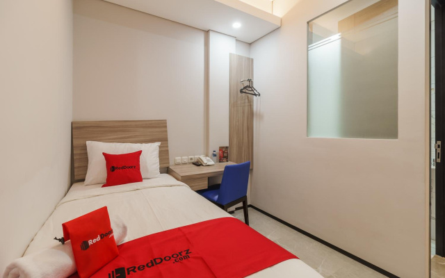 RedDoorz Plus near Senayan City – Guest Rooms – Jakarta