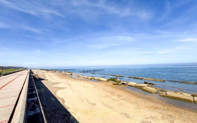 Beachside Caravan Retreat in Lowestoft Sleeps 4