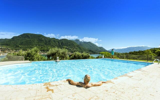 Luxurious Holiday Home in Salò with Swimming Pool