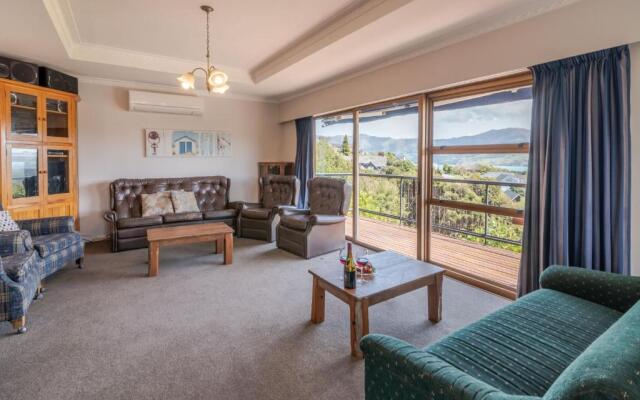Hilltop Haven - Akaroa Holiday Home