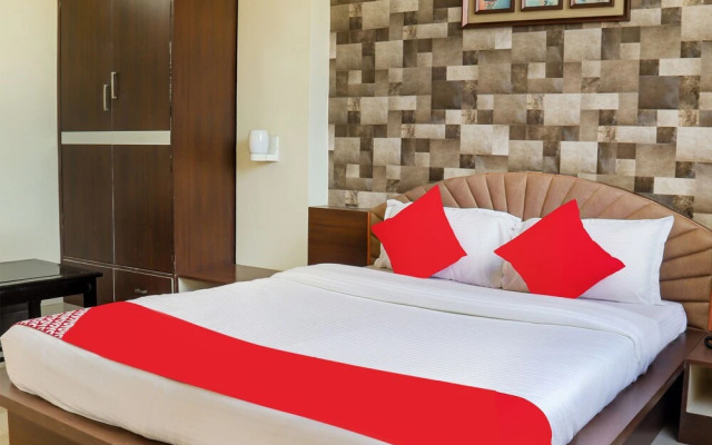 OYO 41953 Hotel Trinity East