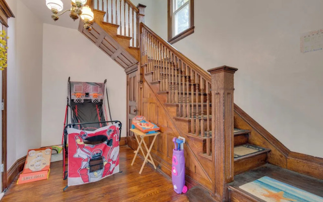 Idyllic Rochester Apt w/ Hot Tub: 2 Miles to Dtwn!