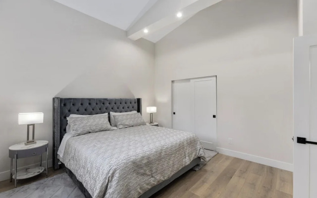 Modern 2-Bedroom Retreat in Seattle