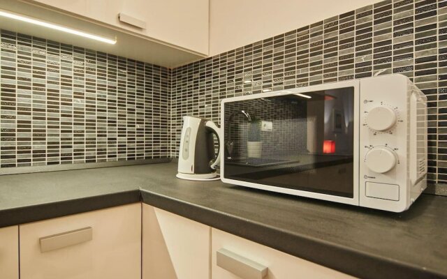 Super Central Studio Apartment - With Balcony