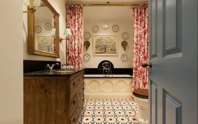 Porchester Square VI by Onefinestay
