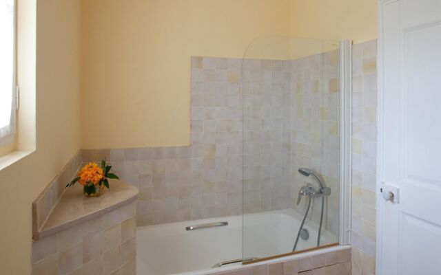 Secluded Holiday Home in Rustrel With Swimming Pool