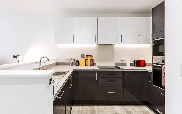 Modern 2-bed Flat With Terraces in Leyton