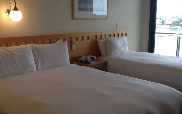 Lakes Hotel