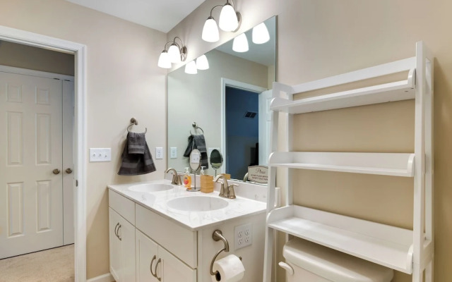 Hike & Ski: Pocono Lake Home w/ Community Perks!