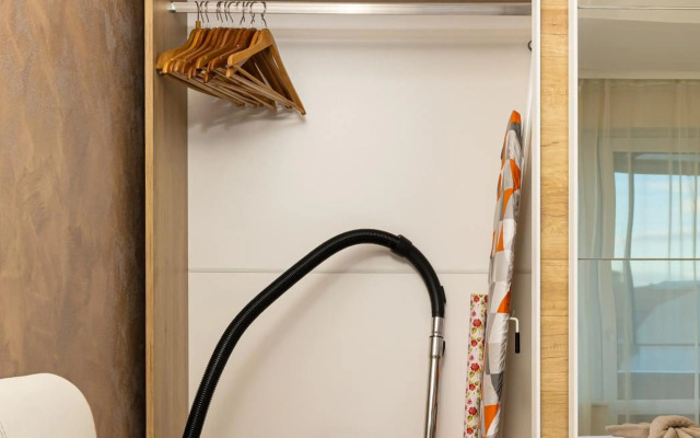 Sunny 1BD Apartment in OLD TOWN