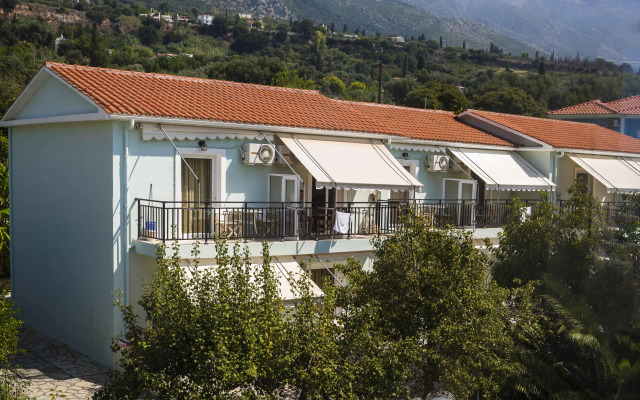 Stefanos Studios.. Above the beach of Lourdas