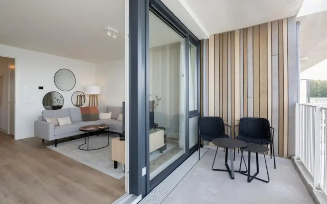 Spacious Waterfront Apartment