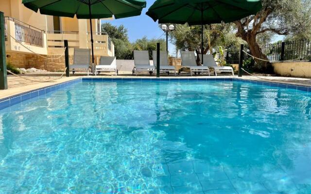 New-olivaholidayhomes - Boho Studio pool