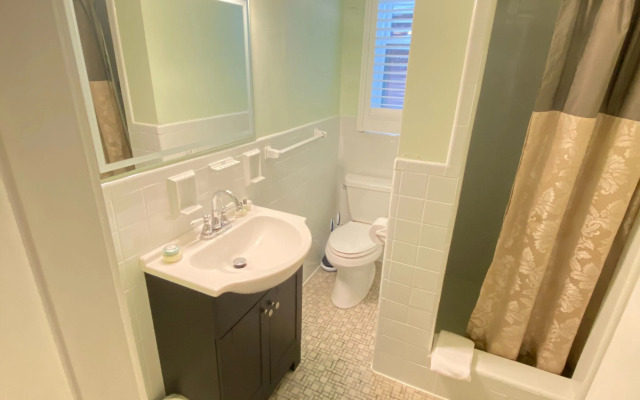 Vineyard Harbor Motel - Private Beach