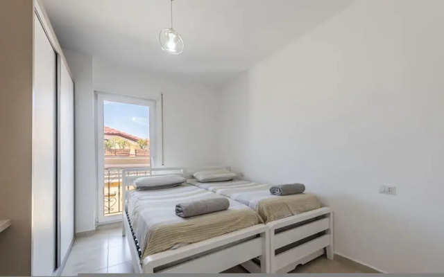 Urban Scene - Free Parking