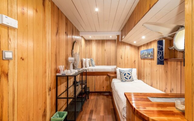 Luxury Canary Wharf House Boat