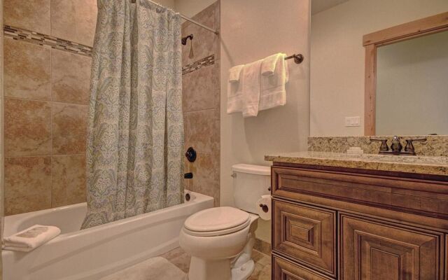 Maggie Point 3 Br condo by RedAwning