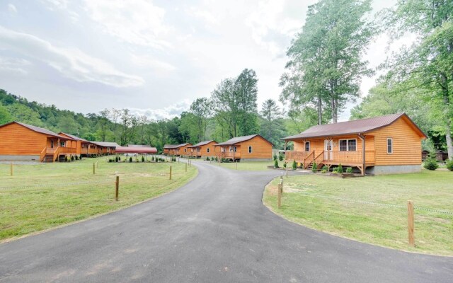 Charming Riverfront Cabin W/private Deck & Hot Tub