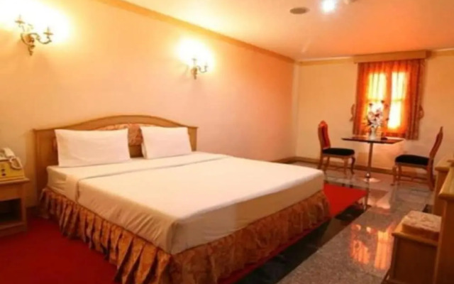 13 Coins Ngamwongwan Hotel