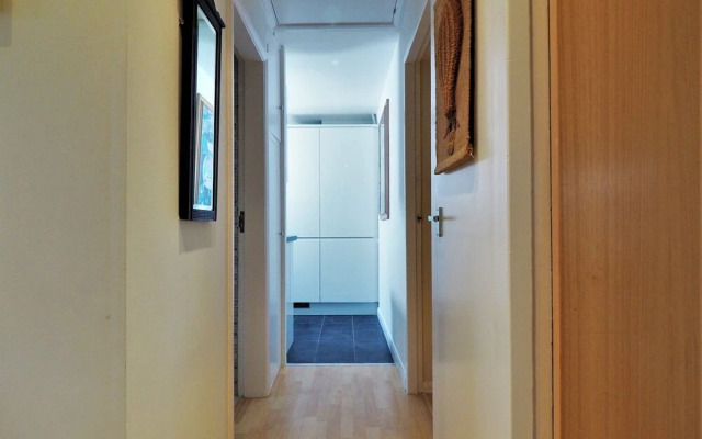 Quiet APT Sleeps 4-6 Central Windsor With Parking