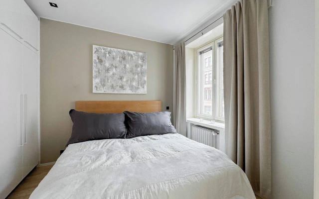 Stylish Downtown 2BR Flat with Sauna and Work Area
