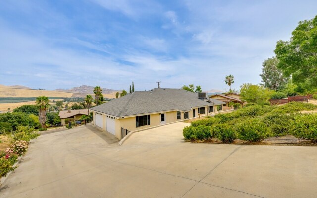 Porterville Getaway w/ Deck + Valley Views!