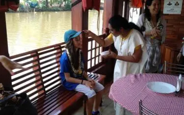 Backwater Retreat Houseboat